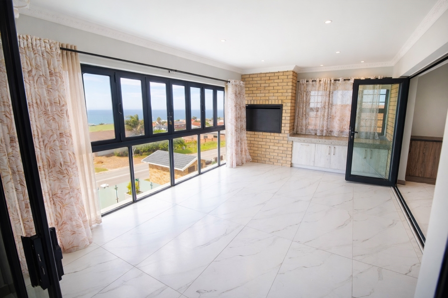 4 Bedroom Property for Sale in Wavecrest Eastern Cape